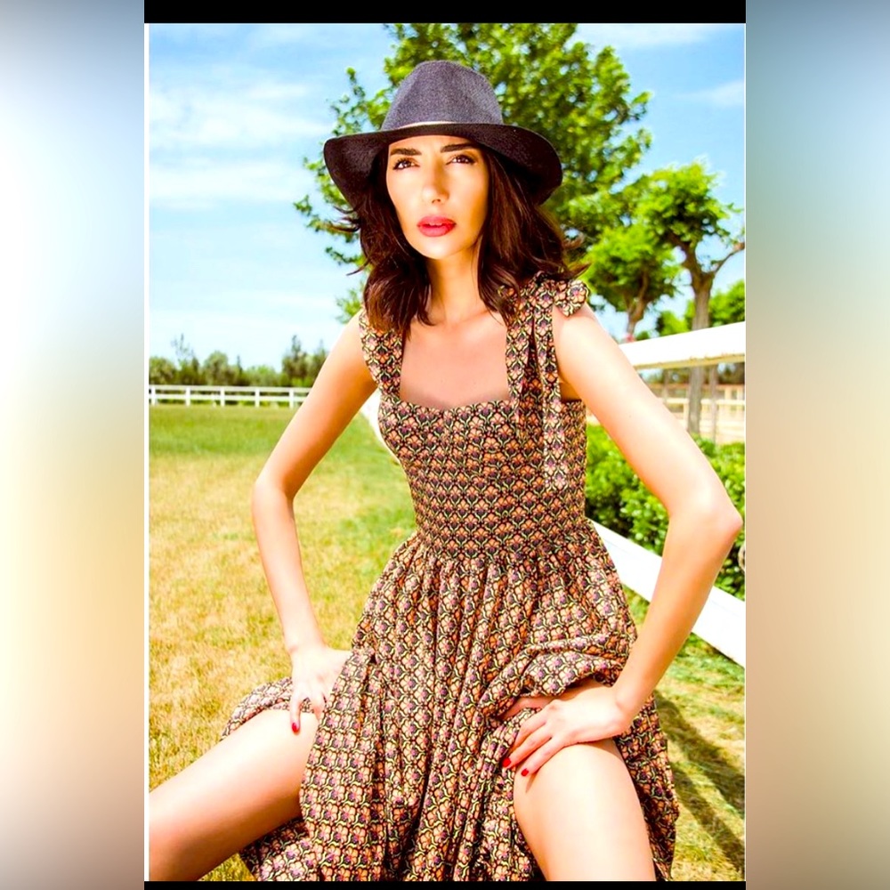 This beautiful dress disagner work.